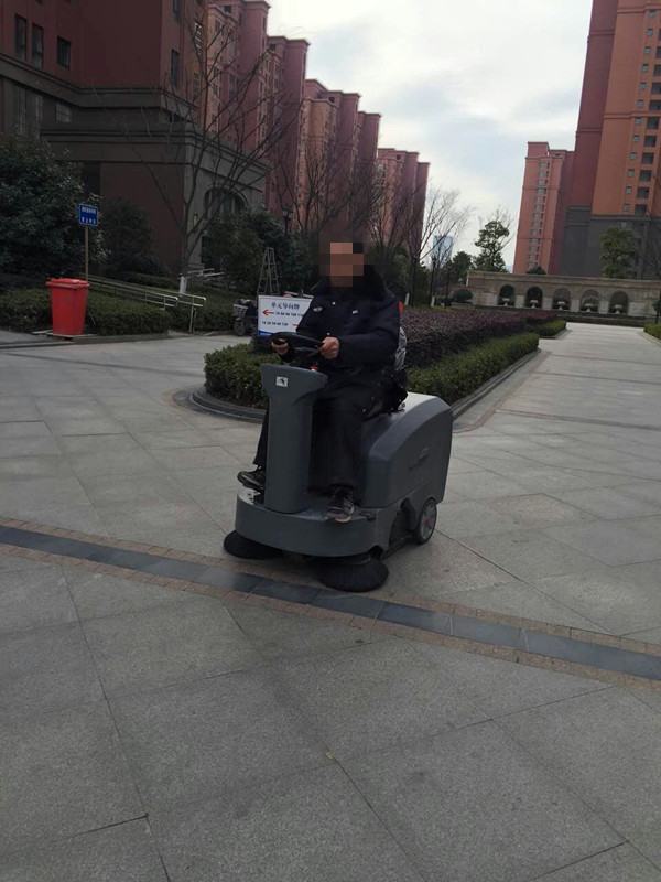 為什么越來越多的小區物業采購電動駕駛式掃地車